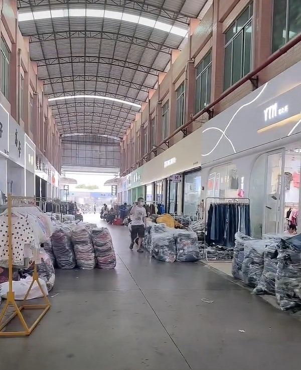 Quần áo đóng bao chất thành đống tại chợ Khánh Phong