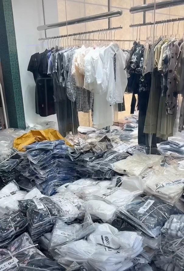 Người mua lựa chọn quần áo tại chợ Khánh Phong