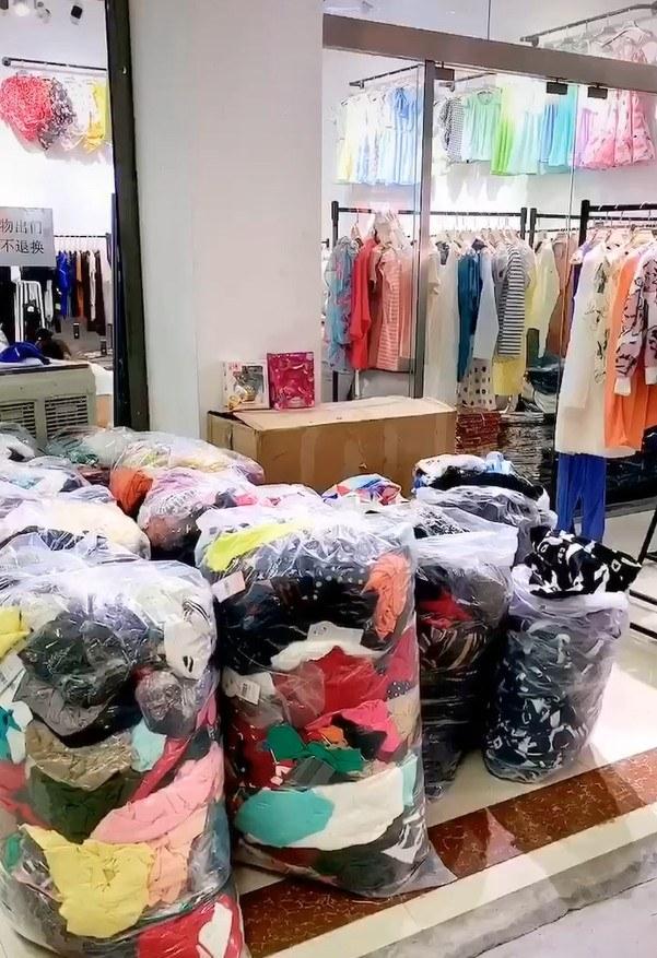 Bên trong một gian hàng tại chợ sỉ Khánh Phong